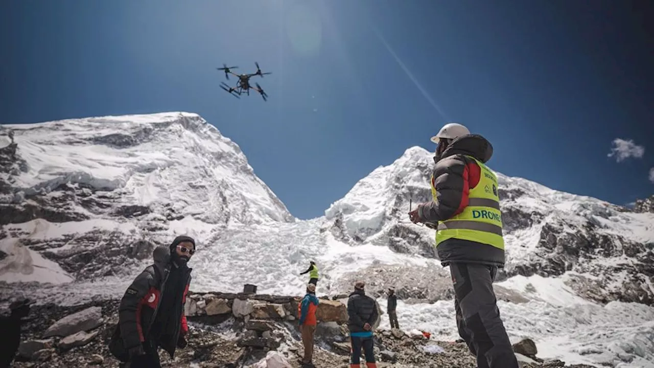 Nu skal droner fragte udstyr op ad Mount Everest