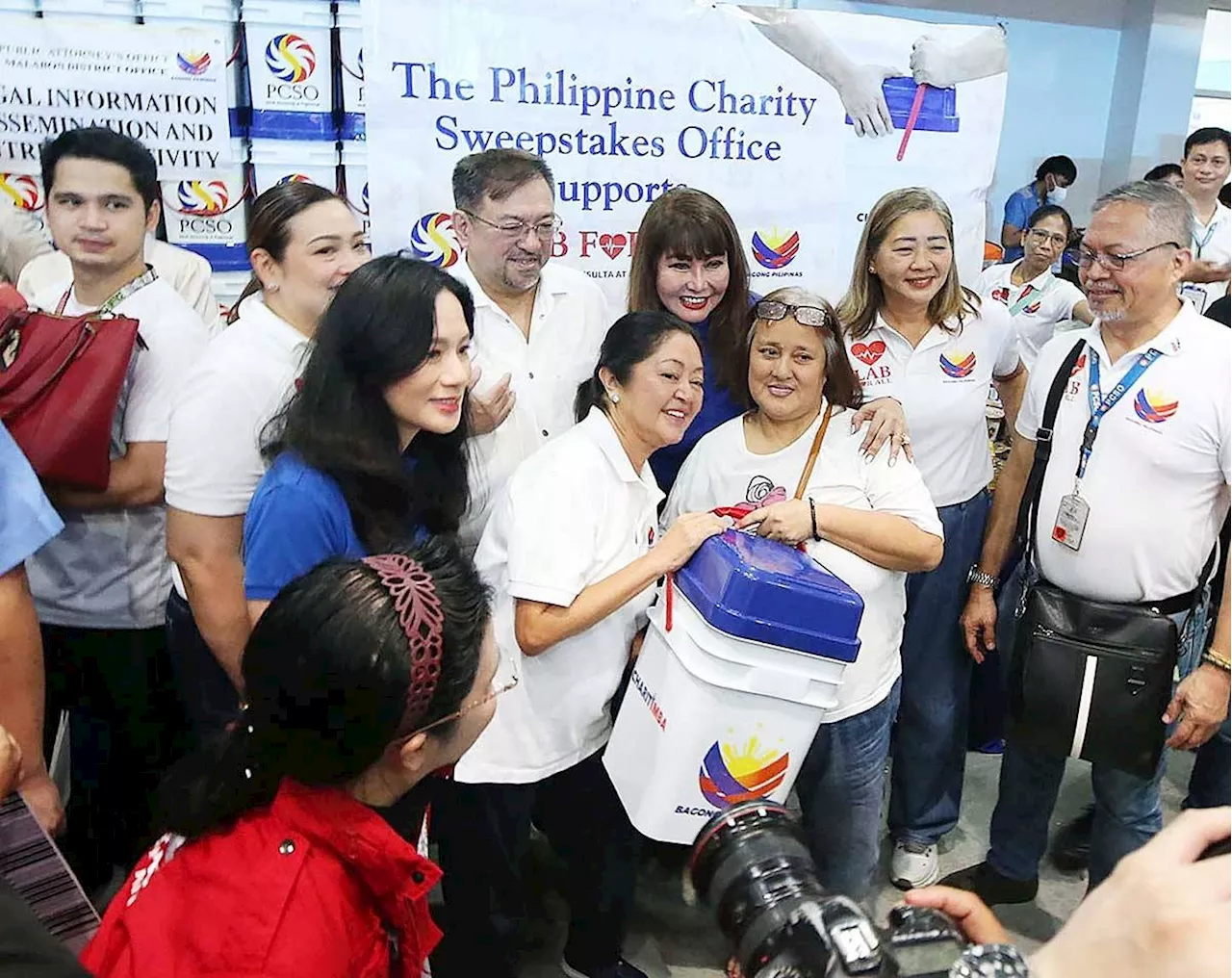 First lady leads ‘Lab for All’ caravan in Malabon