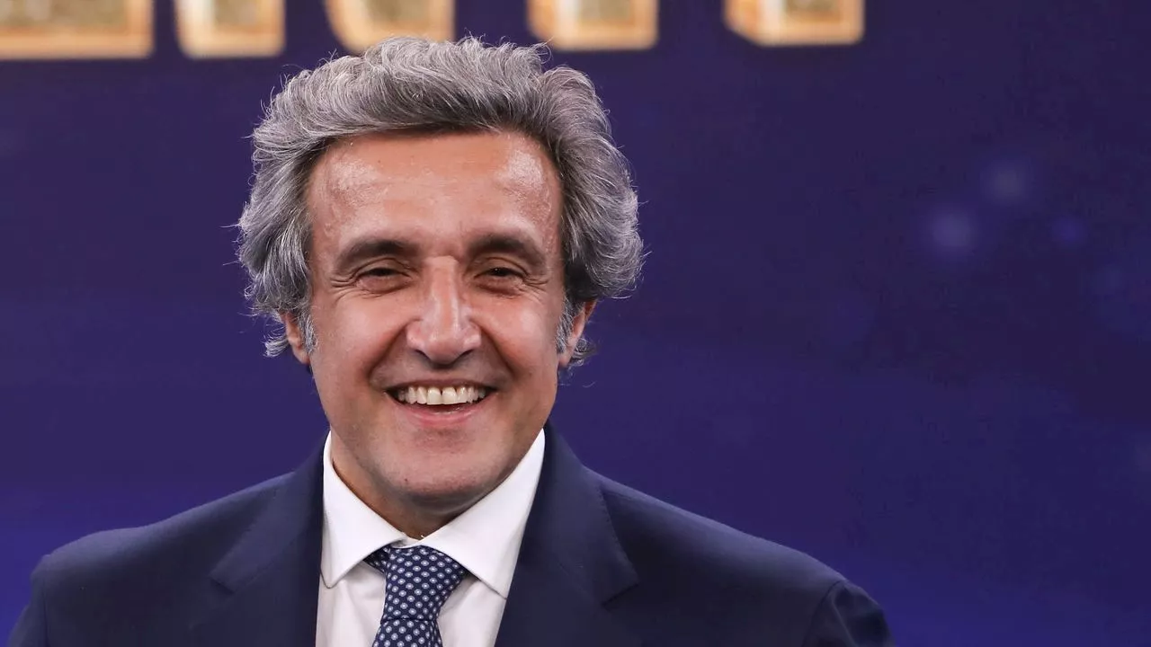 L'amore intenso per Adriana, la scelta di non avere figli: il lato più privato di Flavio Insinna, che compie 60 anni