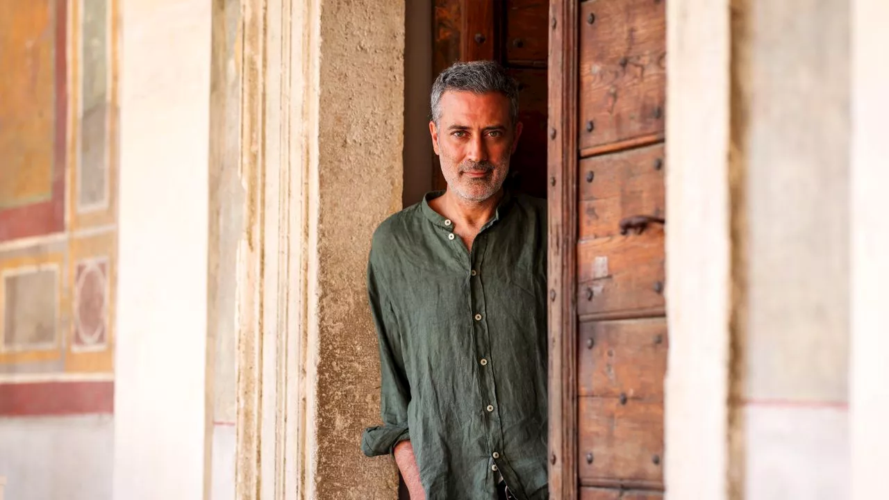 Premio Strega 2025: vince Andrea Bajani con un romanzo dedicato alla rottura di un figlio con i genitori (ma si sente che manca Geppi Cucciari)