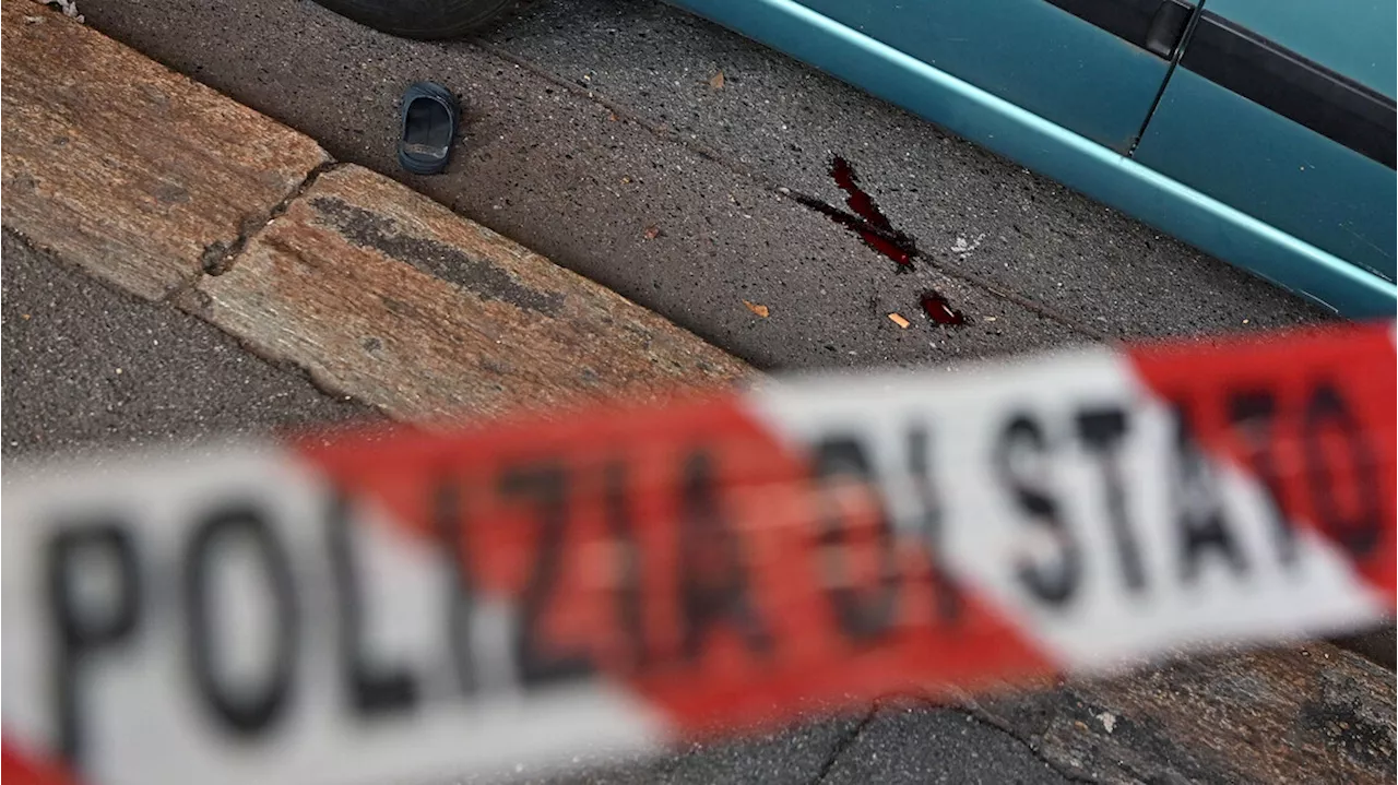 Accoltellato a morte in strada, è caccia all'uomo a Torino