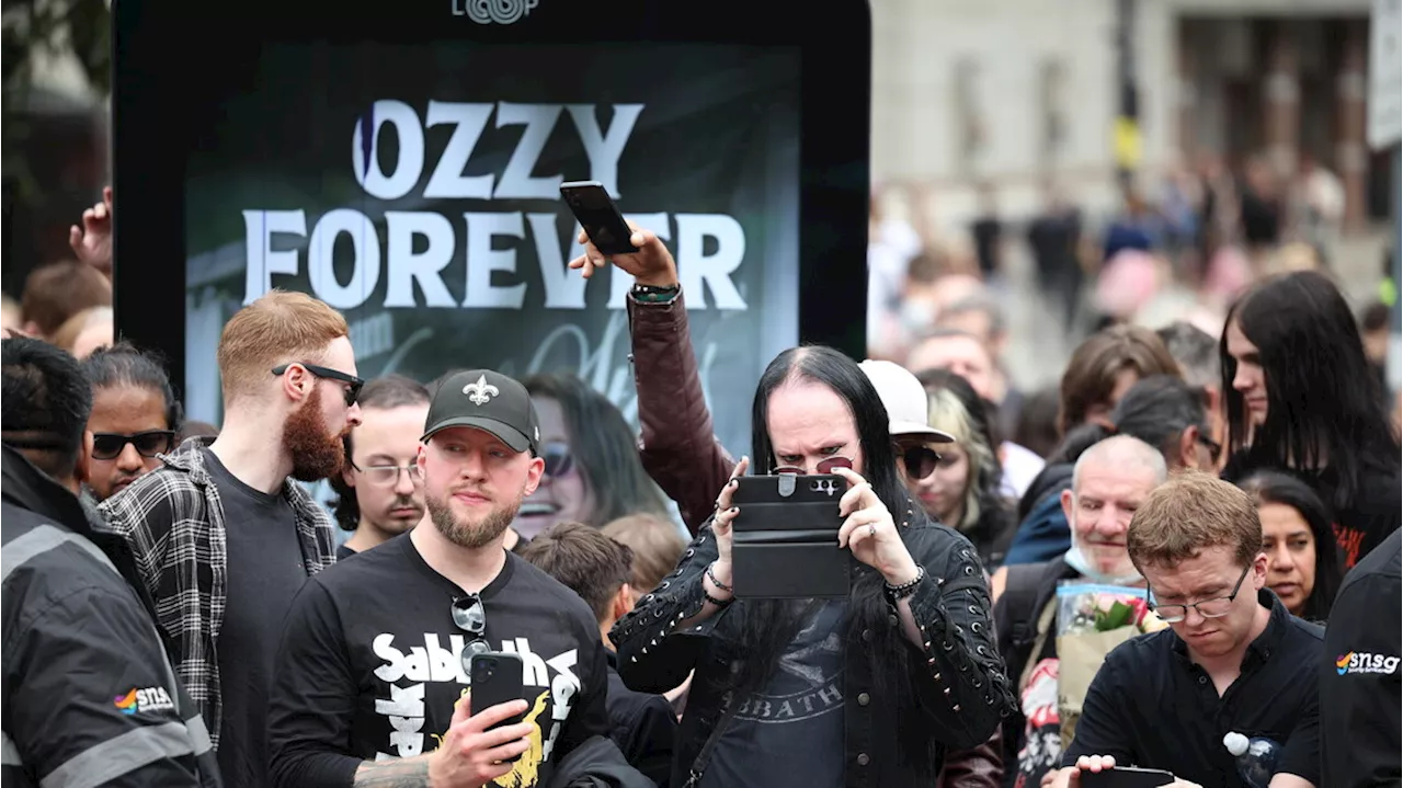 Birmingham saluta Ozzy Osbourne, in migliaia al corteo funebre