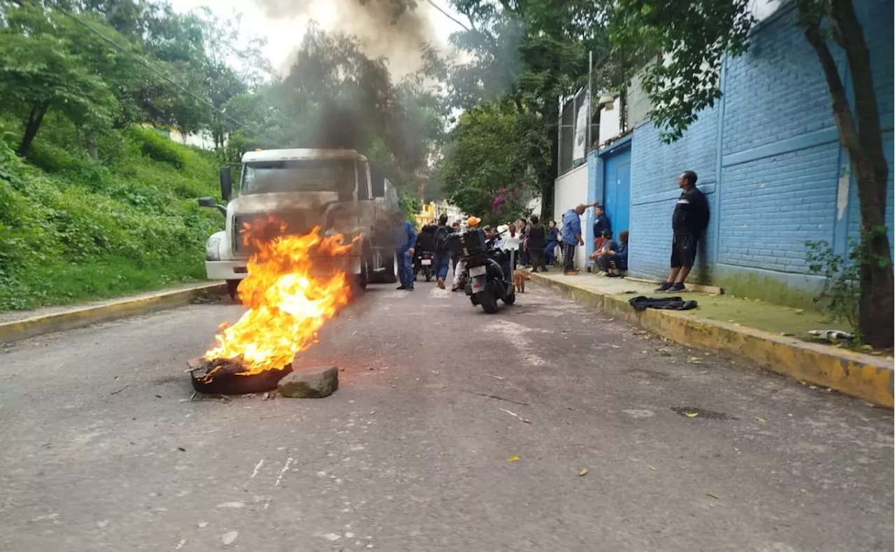 Bloquean vecinos obras del Tren Interurbano en Álvaro Obregón; exigen reparación de viviendas dañadas