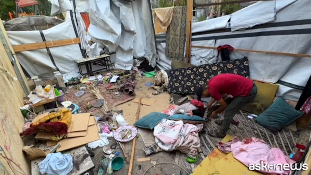 Gaza, in una tenda di sfollati colpita dai raid israeliani: «Che colpe hanno i bambini?»