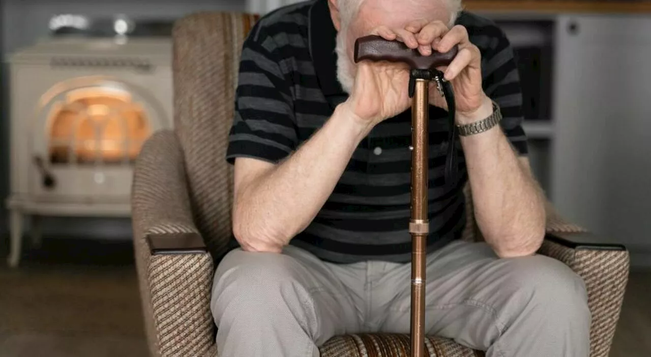 «Bastonate in testa al malato d'Alzheimer per farlo mangiare. Salvatore amava cantare e ballare, ora se qualcuno si avvicina urla dalla...