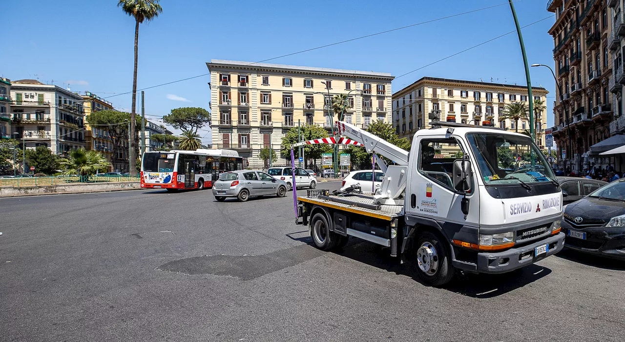 Napoli, controlli a piazza Sannazaro e corso Vittorio Emanuele: rimossi 25 veicoli
