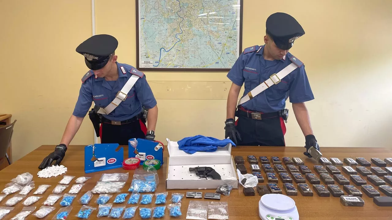 Dosi di crack e cocaina nascoste in uno scooter abbandonato nel parcheggio condominiale