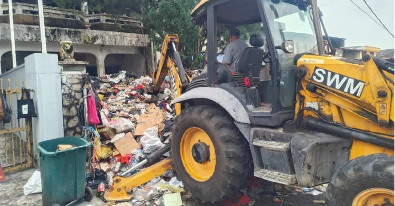 30 Years Of Hoarding: MBJB Clears 32 Tonnes Of Trash From Johor Man’s Home