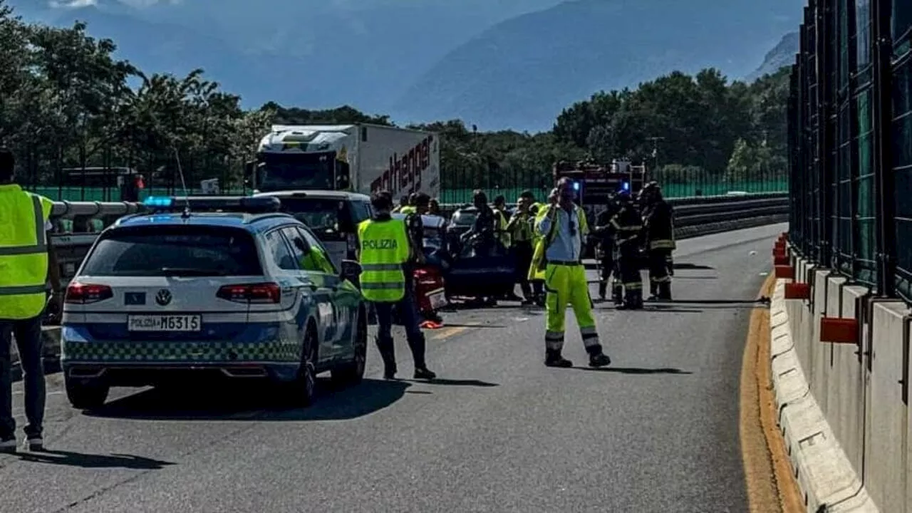 Auto guidata da over 80 contromano in autostrada, scontro frontale: morta la passeggera, gravissimo il conducente