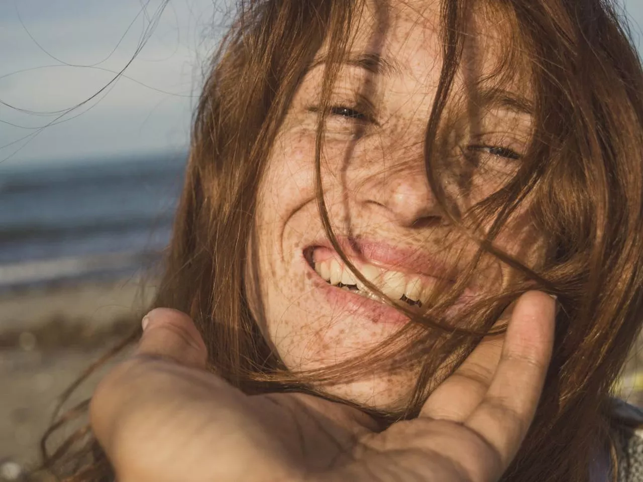 Macchie del sole sul viso a 50 anni. Ecco 5 prodotti per prevenirle