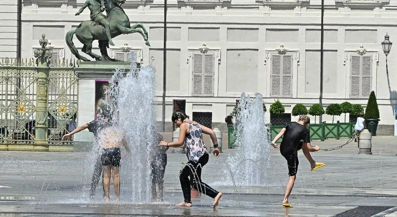 Caldo, in cassa integrazione se si superano i 35 gradi: le linee guida dell'Inps. Stop ai bonus per i Rider di