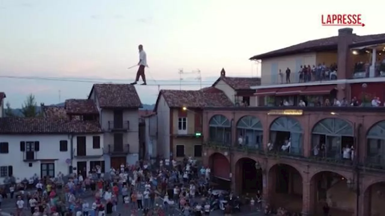 Asti, la traversata spettacolare della piazza su un cavo d'acciaio sospeso a venti metri d'altezza