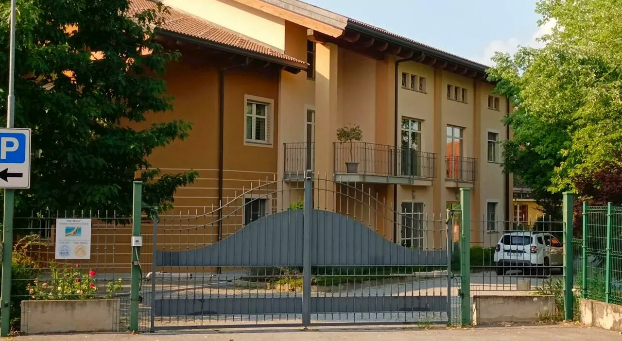 Disabili maltrattati per 5 anni da 12 operatori del centro, anche minorenni tra le vittime. I capi: «Non lasci
