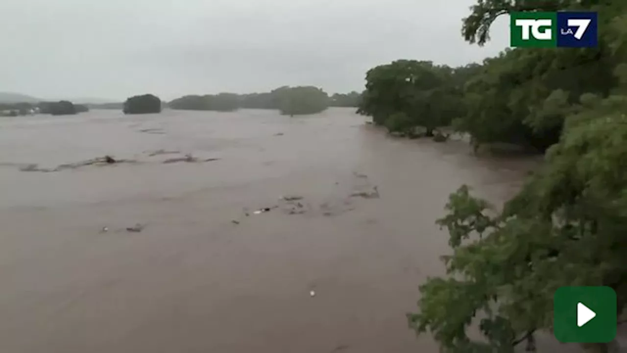 Inondazione improvvisa devasta il Texas: morti e dispersi nei campi estivi lungo il fiume Guadalupe