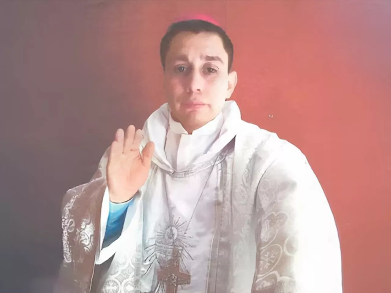 Falso sacerdote en Bariloche: pide plata y arrastra denuncias por estafas en México y Chile