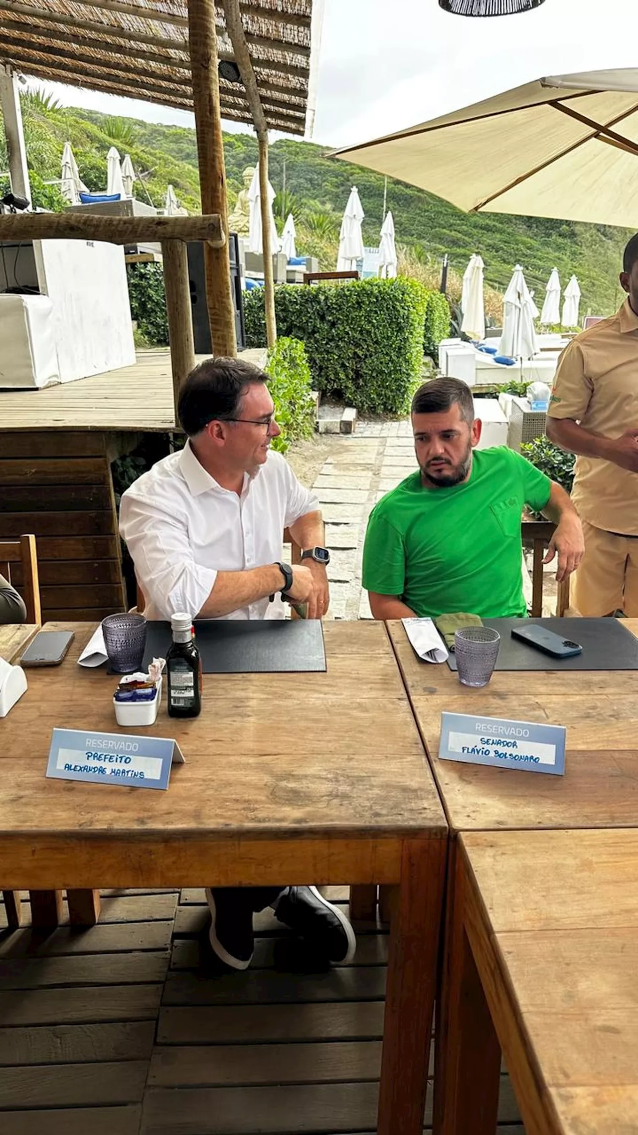Bacellar se reúne com Flávio Bolsonaro e prefeitos um dia após demitir Washington Reis do governo do Rio