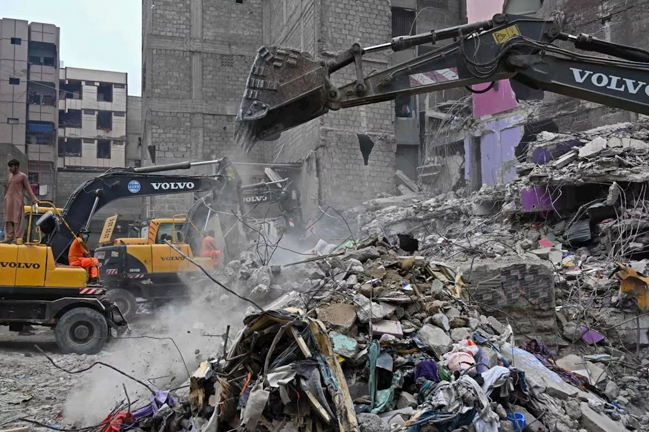 Search on after Pakistan building collapse