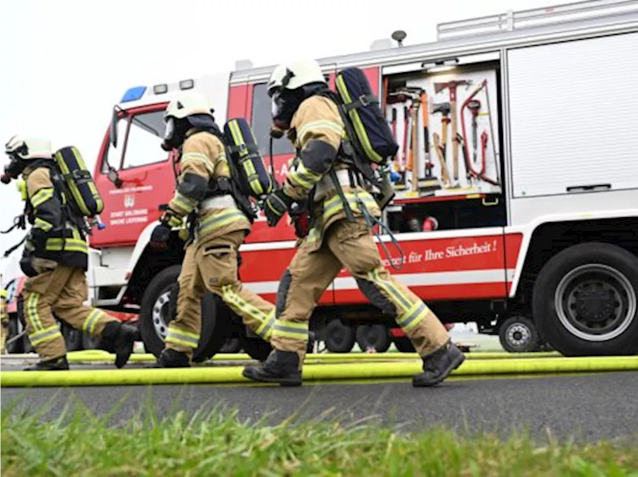 Kleinflugzeug in unwegsamem Gelände abgestürzt: Feuerwehr sucht nach Insassen
