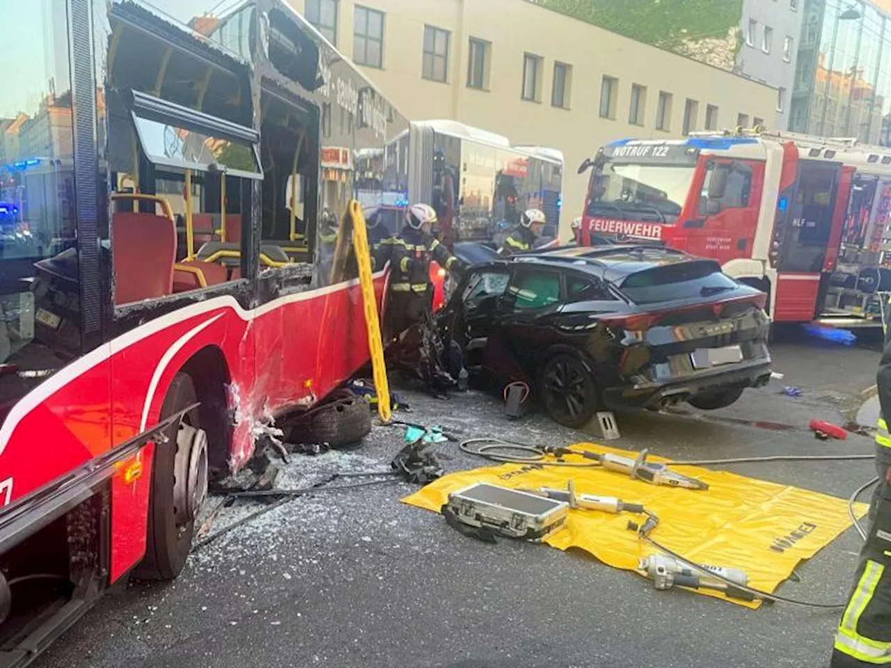 Verfolgungsjagd: 18-Jähriger rauchte Joint am Steuer und krachte mit Pkw in Bus