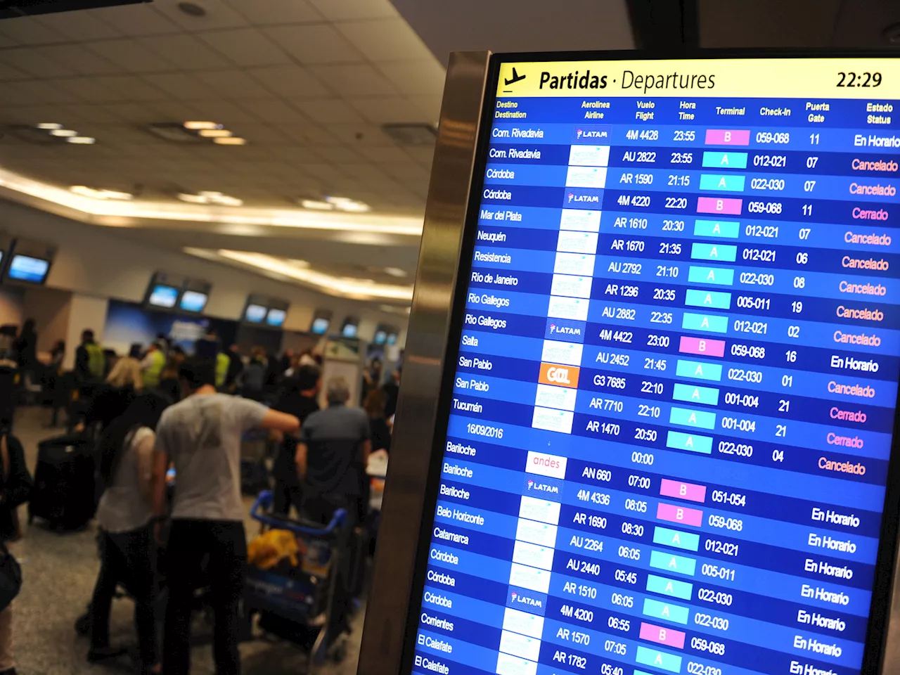 Problemas para volar en vacaciones de invierno: arranca un plan de protestas de controladores y los gremios amenazan con nuevas medidas de fuerza