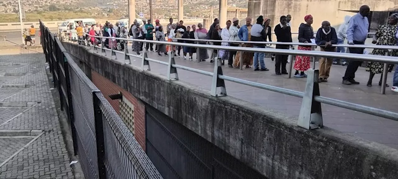 Huge queues outside SASSA offices in KwaMashu - South Africa Today