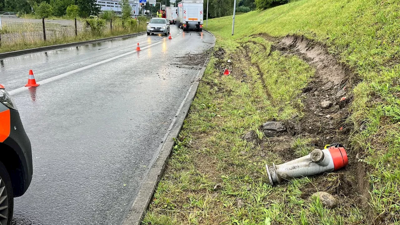 Kriens: Selbstunfall eines Lastwagens – Polizei sucht helles Auto