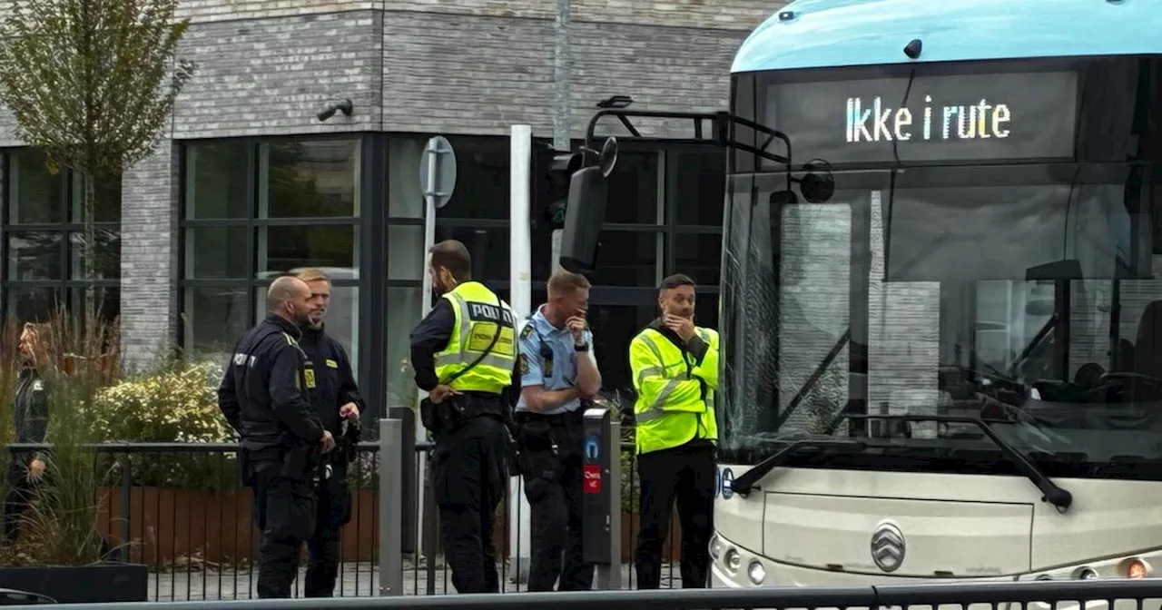 Mand kommet alvorligt til skade: Ramt af bus midt i Aalborg