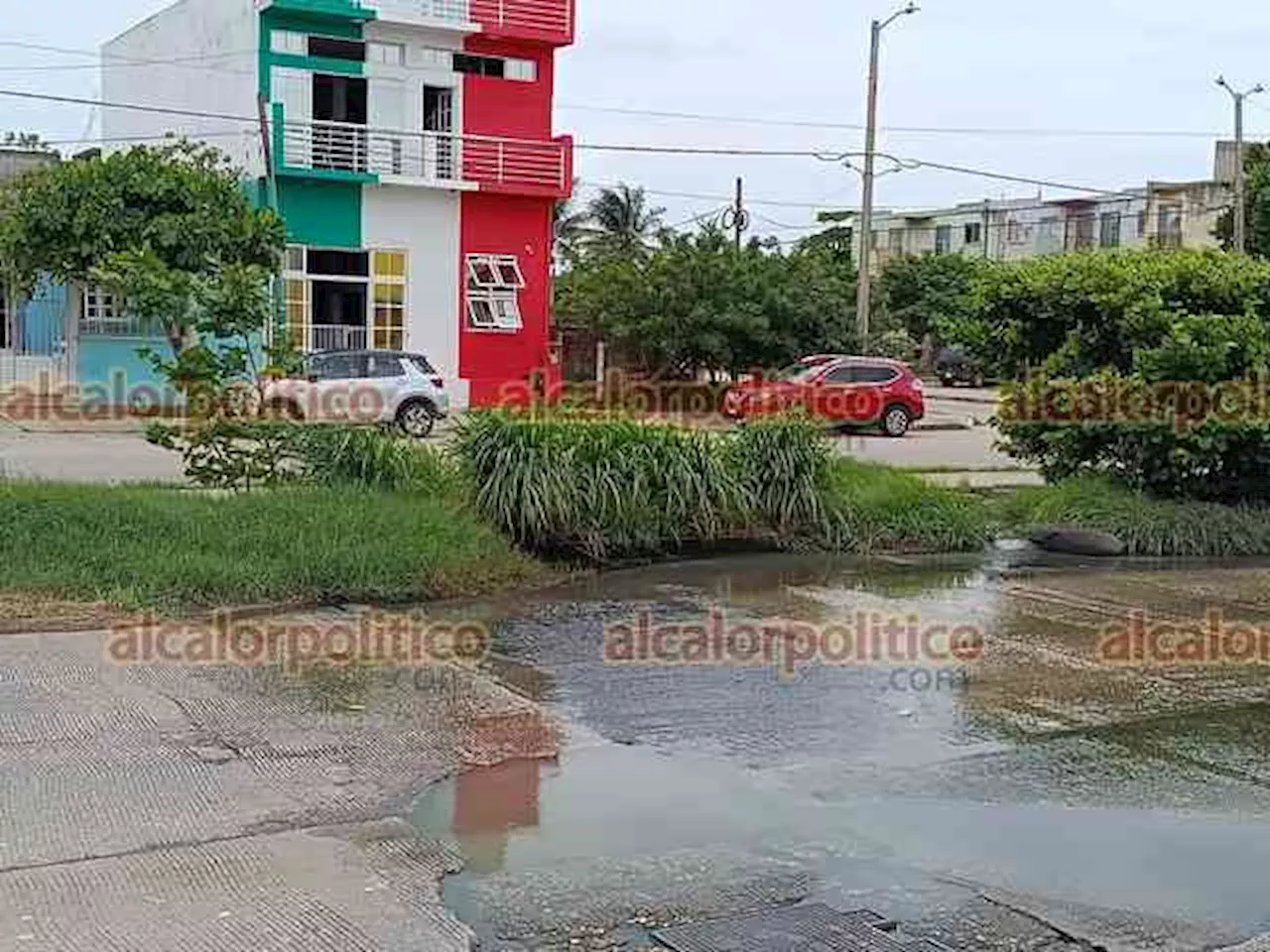 Aguas negras inundan calles, en Coatzacoalcos; vecinos advierten riesgo sanitario