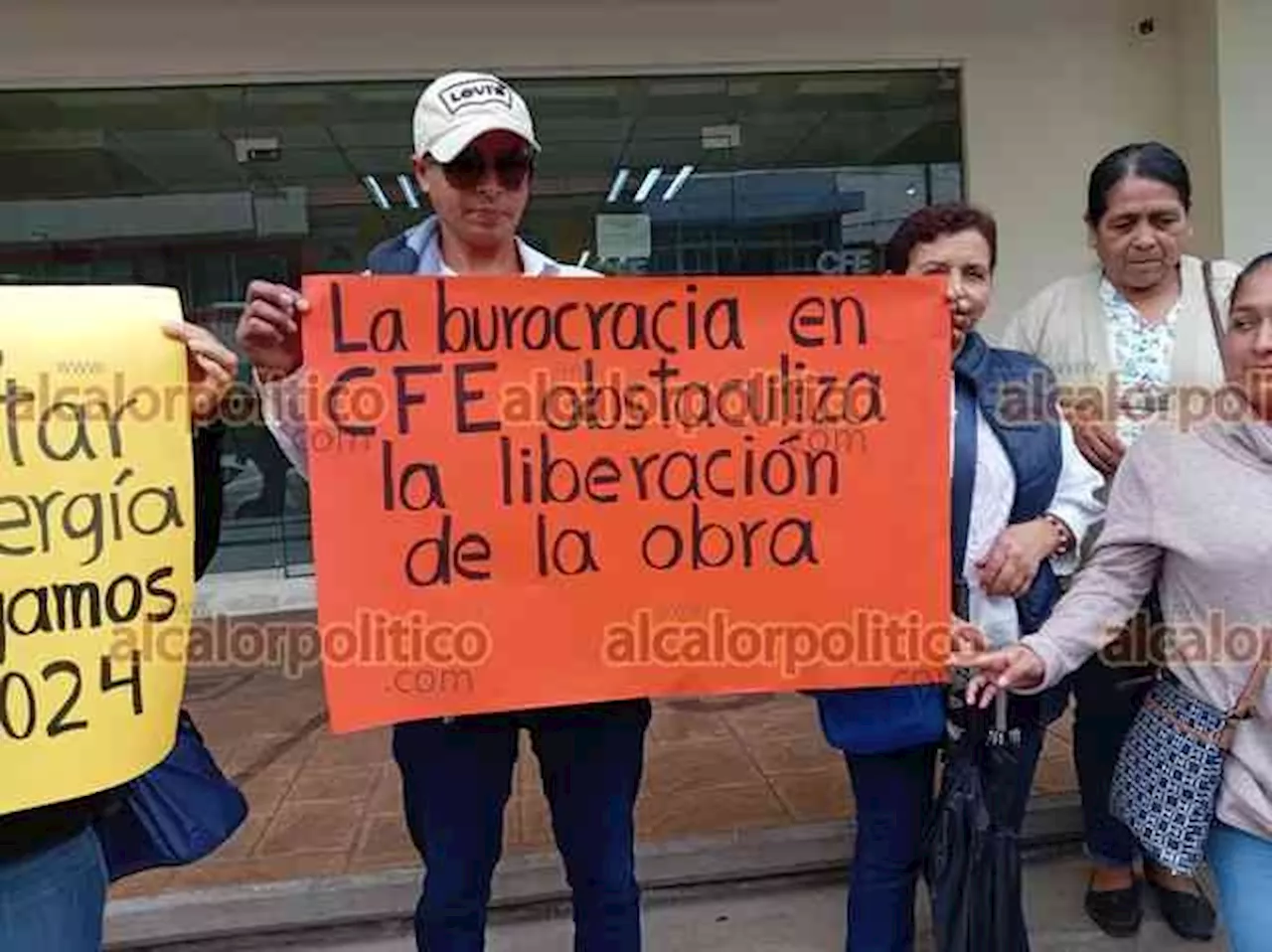 Pagaron a CFE por ampliar red eléctrica pero obra está detenida, en Xalapa, denuncian