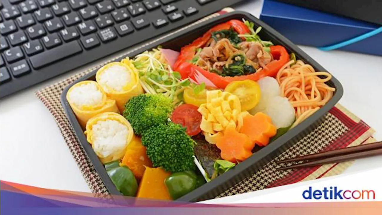 Wajar Banyak yang Bawa Bekal, Tabungan Kelas Menengah Makin Cekak!