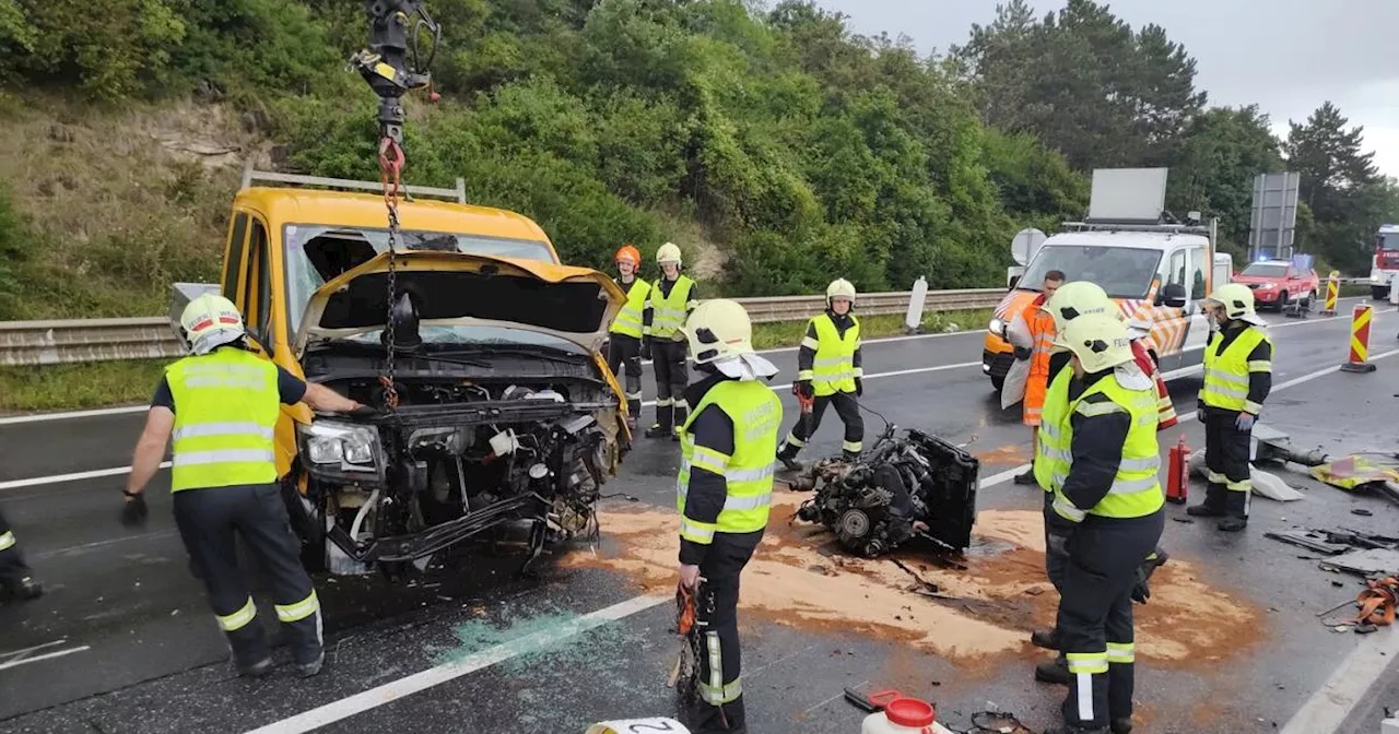 Pritschenwagen kracht in Baustelle auf A2, Lkw-Fahrer ignoriert Sperre