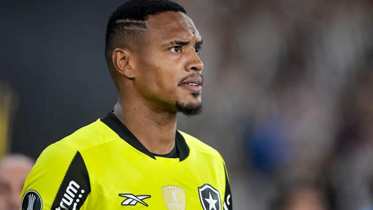Botafogo rejeita proposta do West Ham por goleiro John