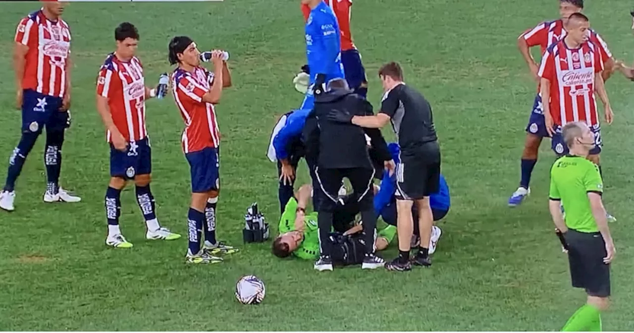 ¡Lamentable! Árbitro sufre terrible lesión en el partido de Chivas y sale de cambio (VIDEO)