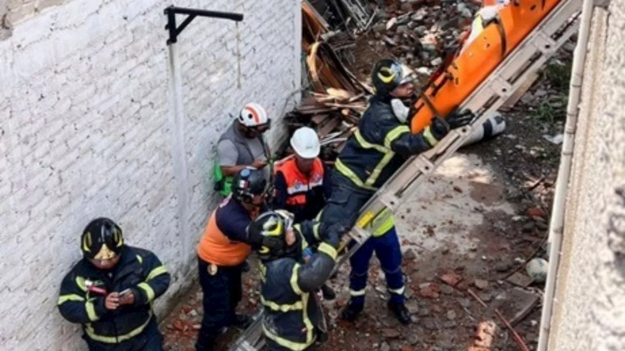 Colapsa losa en obra de construcción en Azcapotzalco