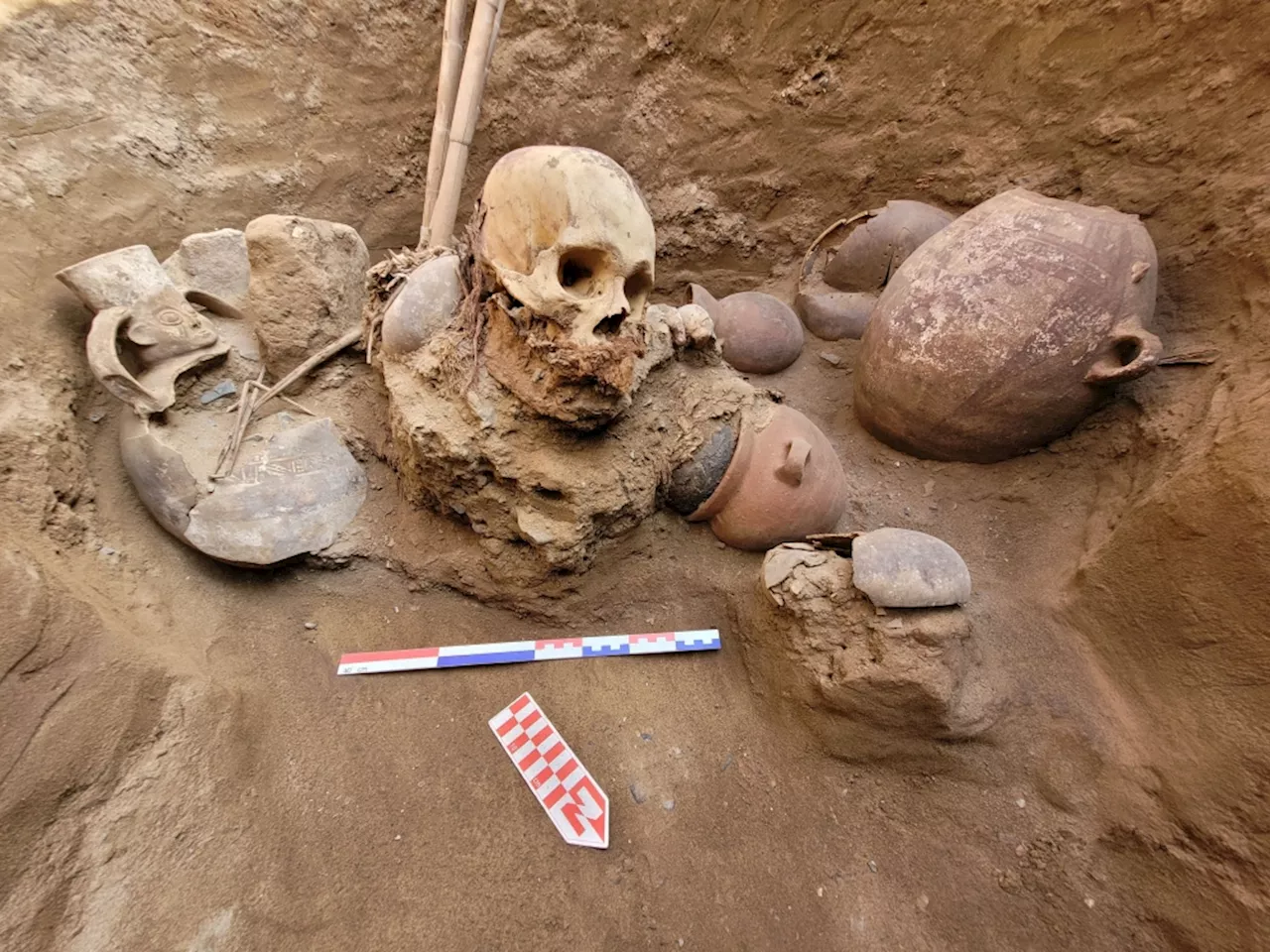 Gas workers dig up ancient Chancay tomb buried beneath Lima sidewalk — right by a front door
