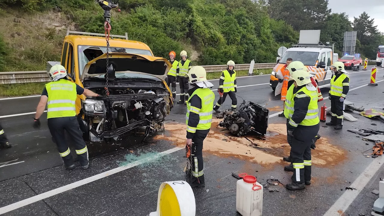 Crash in Betonleitwand: Pritschenwagen überschlug sich auf der A2