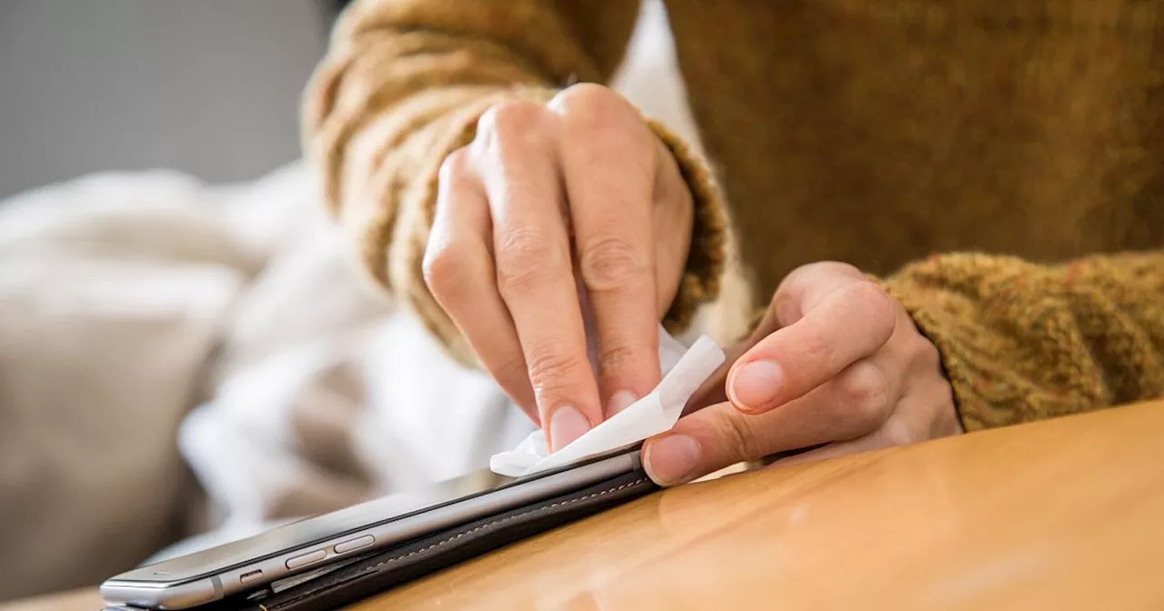 Schmutz weg: Smartphones und Notebooks richtig reinigen
