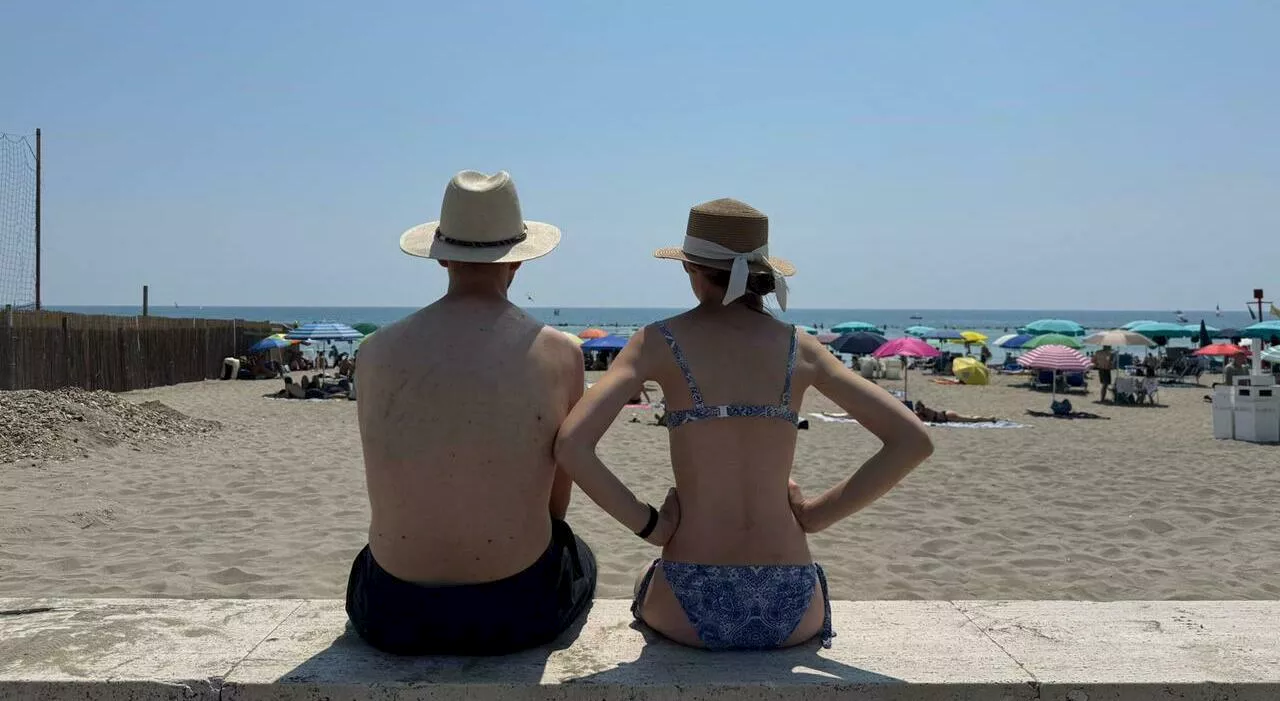 Ostia, una giornata al mare con 10 euro: la domenica in spiaggia libera tra borse frigo e cocomero. I consigli per risparmiare