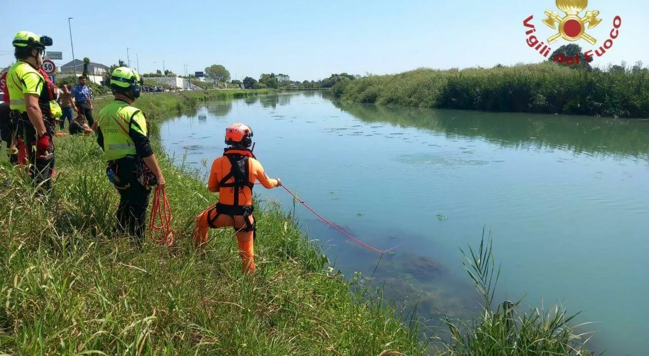 L'auto finisce nel fiume, bimbo di 5 anni resta intrappolato nel seggiolino in acqua: è grave. Salvi genitori e sorellina