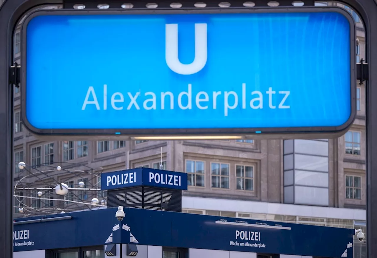 Rassistischer Angriff am Alexanderplatz: Polizeischüler vom Dienst suspendiert
