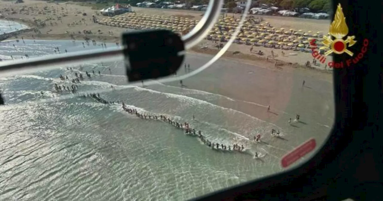 Un bambino di 6 anni è scomparso in mare: ricerche in corso a Cavallino Treporti. Catena umana dei bagnanti