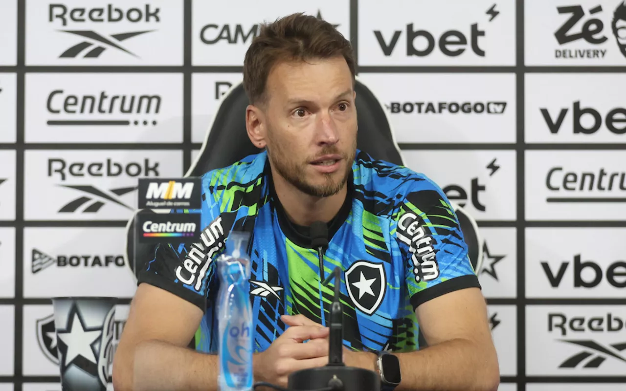 Neto comenta disputa com John no Botafogo: 'Em grandes clubes, o nível é altíssimo'