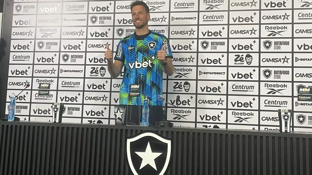 Neto é apresentado pelo Botafogo e revela motivo da escolha pelo clube: 'Busco sentido na vida'