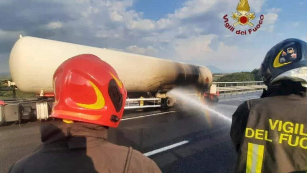 Autocisterna gpl in fiamme: chiusi 40 km di autostrada