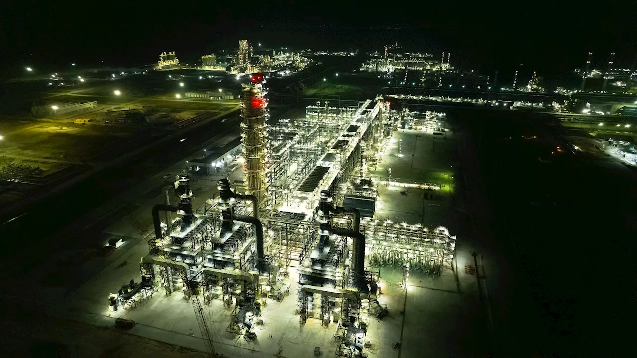 JUST IN: Dangote refinery cuts ex-depot petrol price to N820/litre
