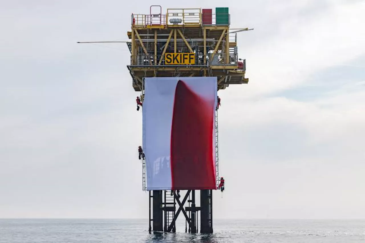 Greenpeace stages Anish Kapoor art protest on UK gas platform