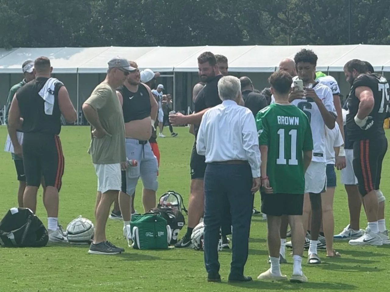 Browns and Eagles offensive lines unwind with some practice field cold ones after final joint practice