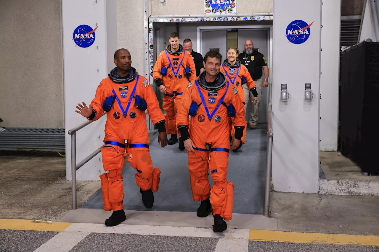 Artemis II Crew Train for Night Launch Scenarios at Kennedy Space Center