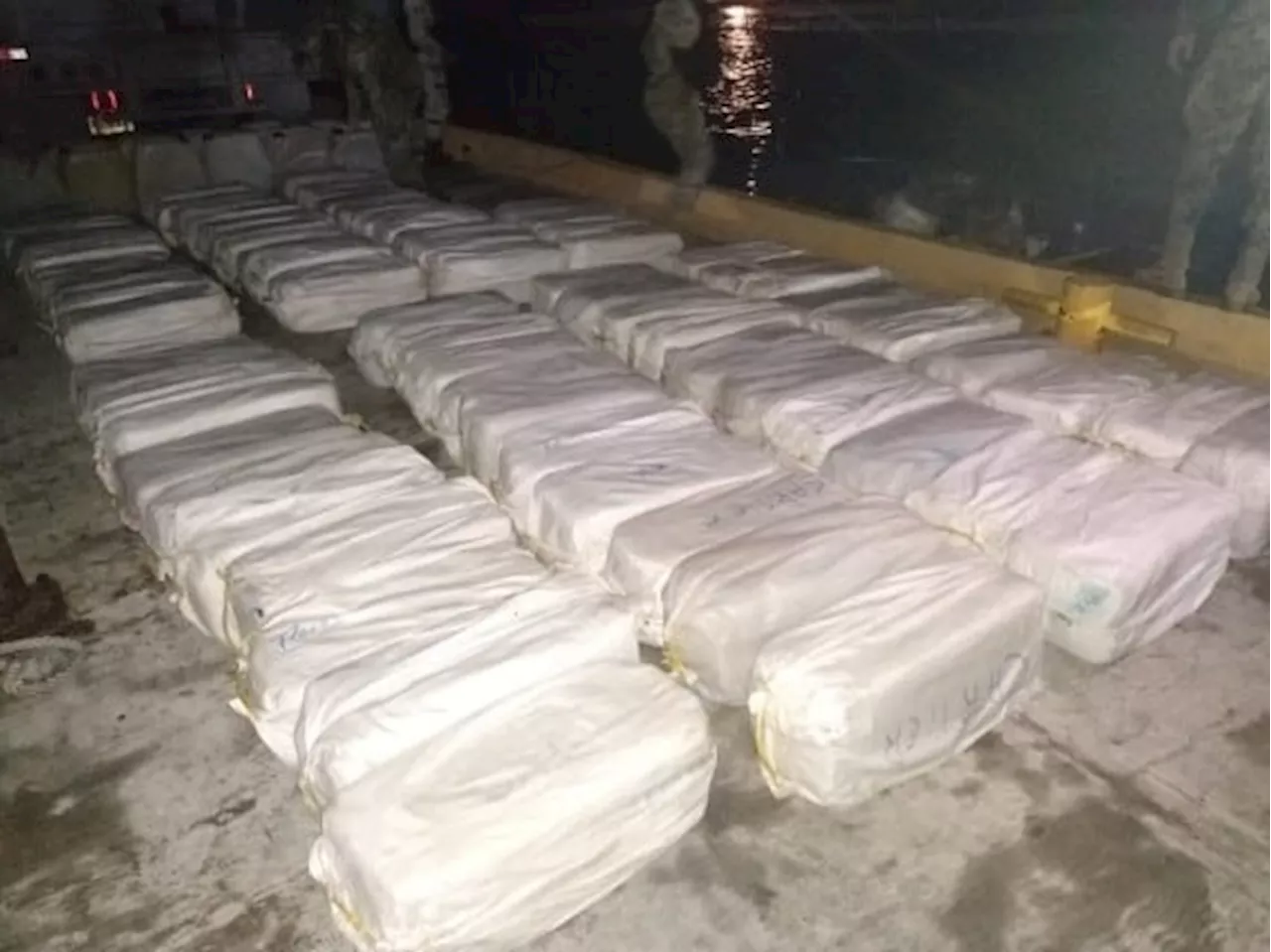 EU incauta metanfetaminas con valor de casi 8 mdd; estaban ocultas en cargamento de rosas procedente de México