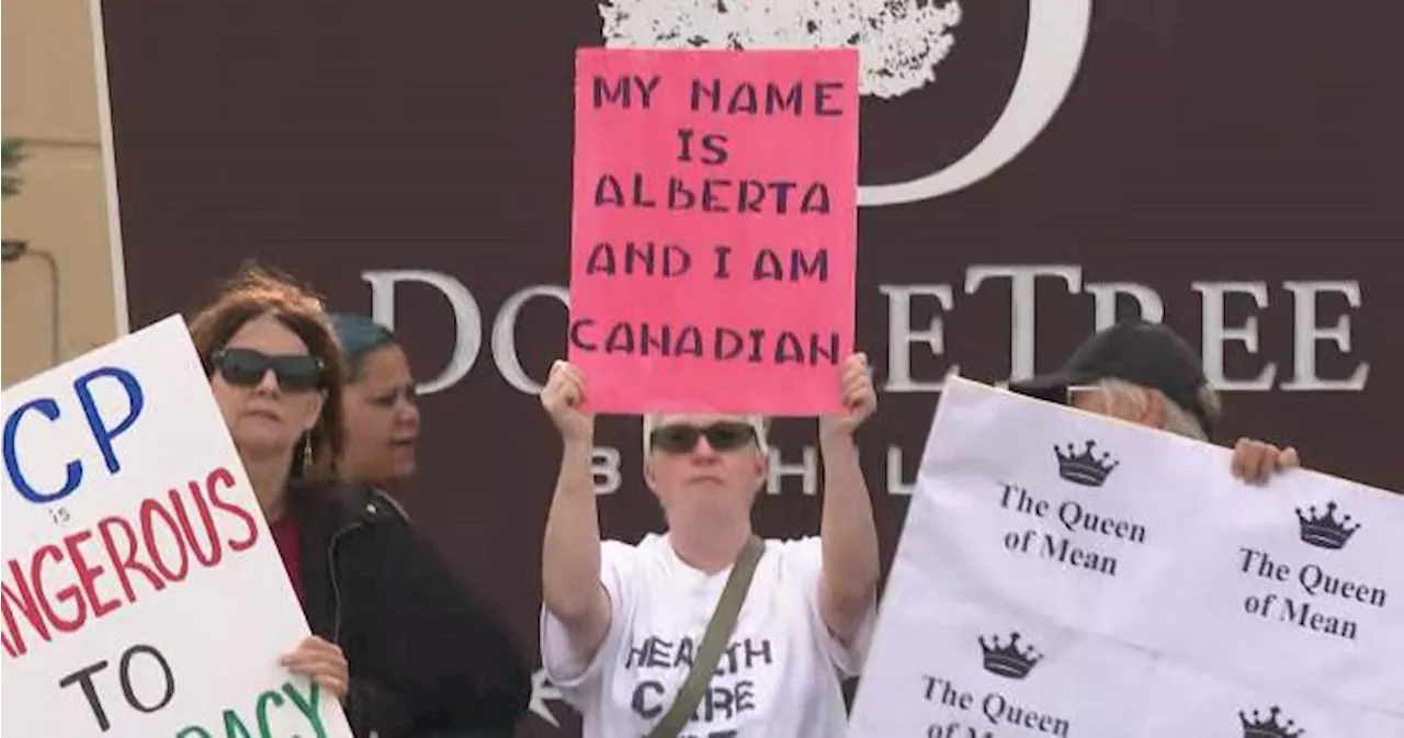 Premier Smith, Alberta Next panel face hecklers, supporters at fiery Edmonton event